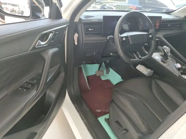 Roewe RX5 — Фото автомобиля 15