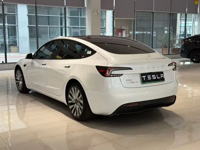 Tesla Model 3 — Фото автомобиля 7