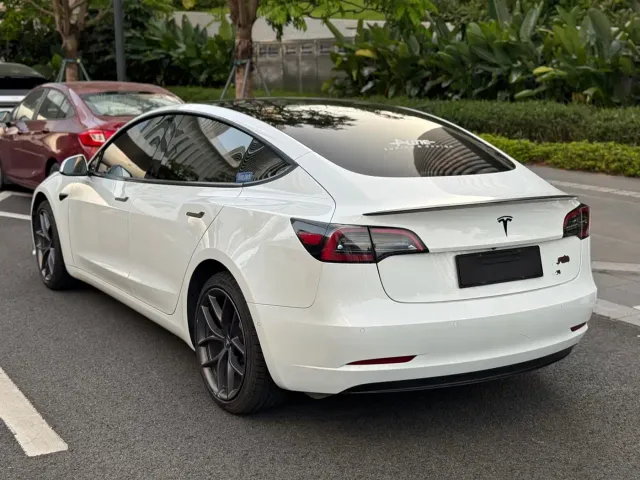 Tesla Model 3 — Фото автомобиля 6