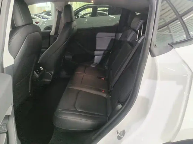 Tesla Model Y — Фото автомобиля 16