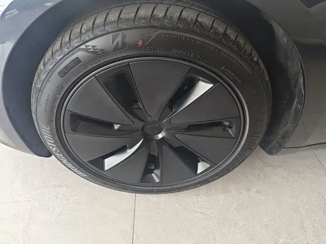 Tesla Model 3 — Фото автомобиля 22