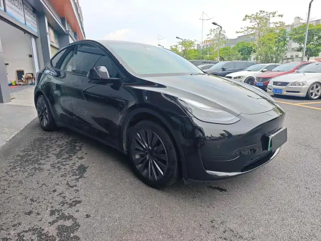 Tesla Model Y — Фото автомобиля 3