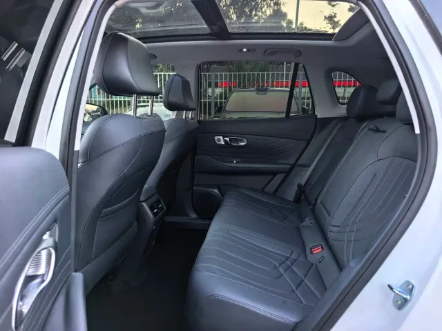 Geely Galaxy Starship 7 EM-i — Фото автомобиля 10