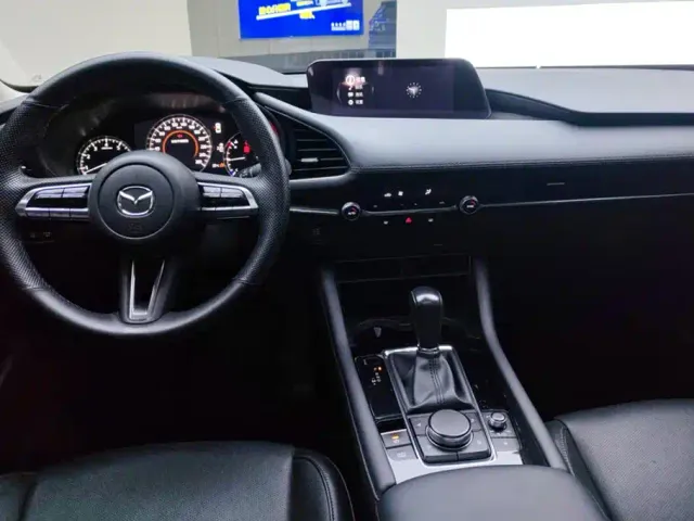 Mazda Axela — Фото автомобиля 12