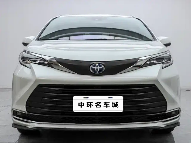 Toyota Sienna — Фото автомобиля 4