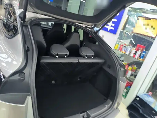 Tesla Model Y L — Фото автомобиля 18