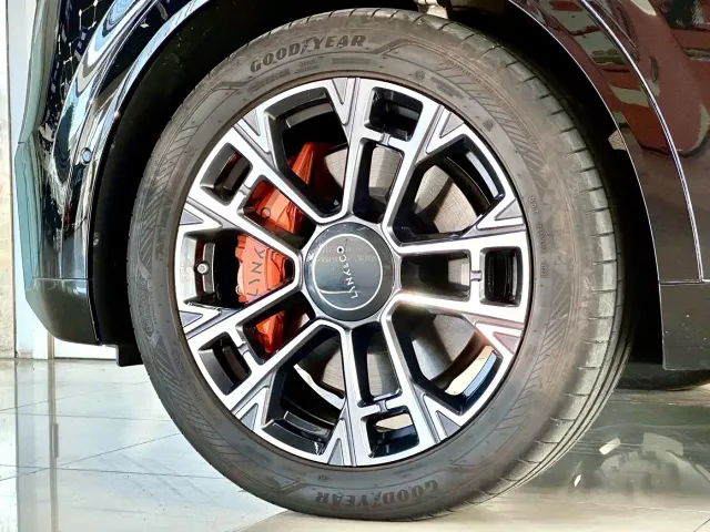 Lynk & Co 900 — Фото автомобиля 5