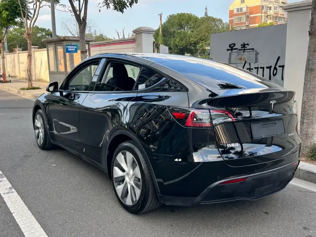 Tesla Model Y — Фото автомобиля 12