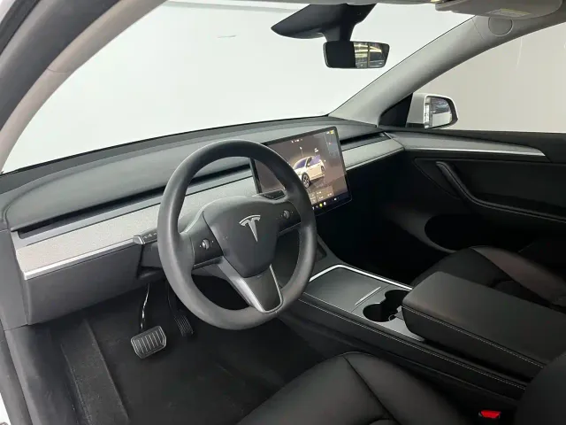 Tesla Model Y — Фото автомобиля 8