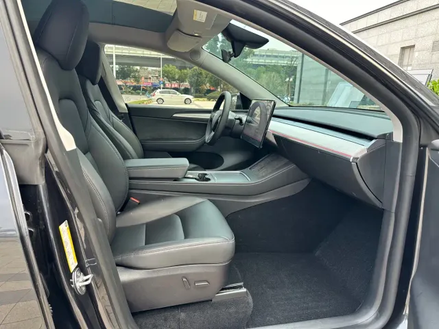Tesla Model Y — Фото автомобиля 9