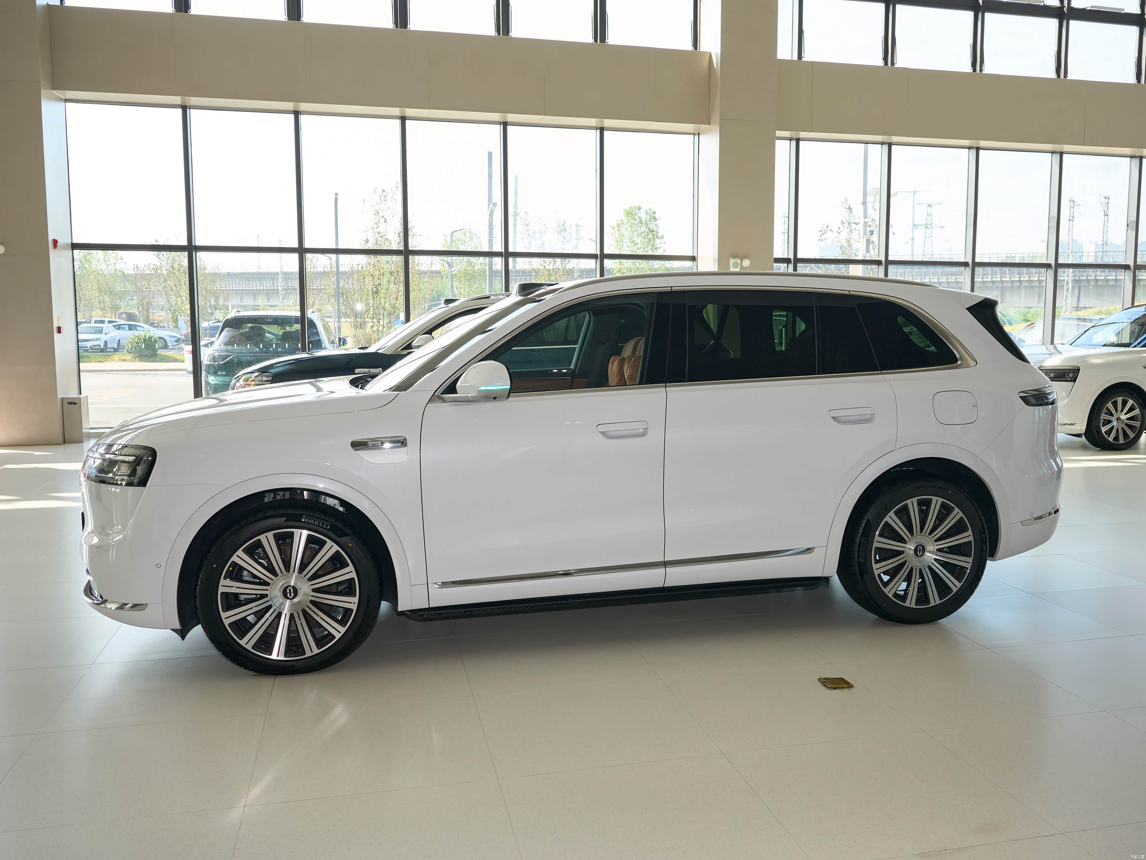 AITO M7 EREV Ultra 5 seats 4wd — Фото автомобиля 4