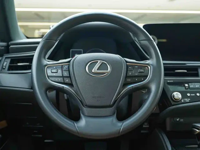Lexus ES — Фото автомобиля 17