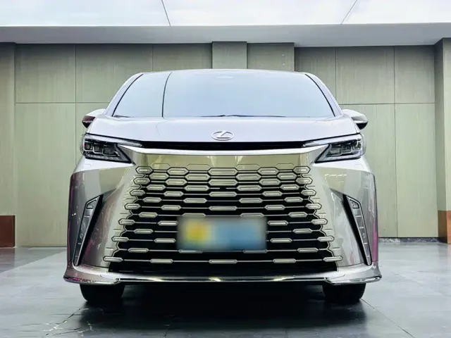 Lexus LM — Фото автомобиля 8