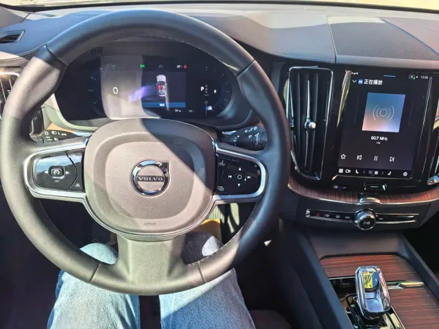 Volvo XC60 — Фото автомобиля 3