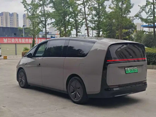 Li Auto MEGA — Фото автомобиля 14