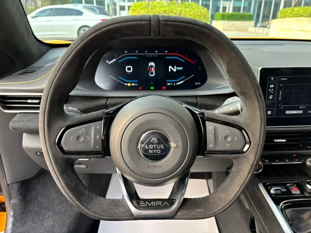 Lotus Emira — Фото автомобиля 5