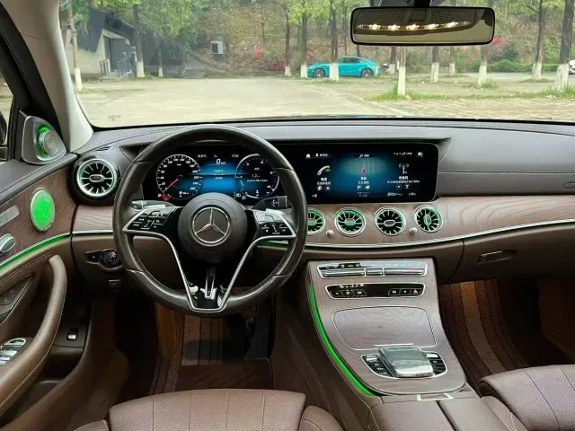 Mercedes-Benz E-Class — Фото автомобиля 4