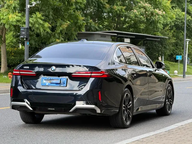 BMW 5 Series — Фото автомобиля 15