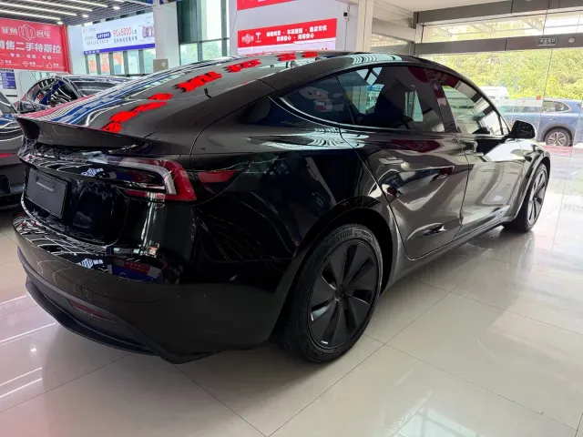 Tesla Model 3 — Фото автомобиля 3