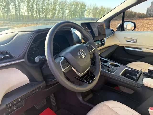 Toyota Sienna — Фото автомобиля 8