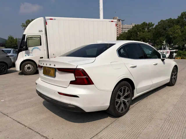 Volvo S60 — Фото автомобиля 9