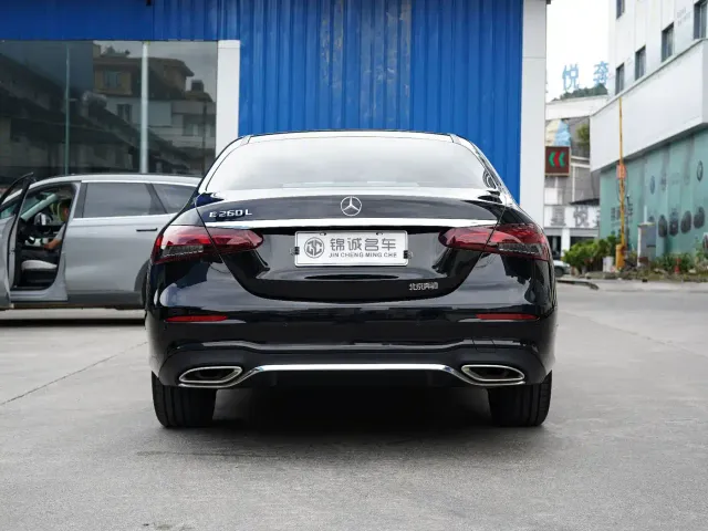 Mercedes-Benz E-Class — Фото автомобиля 3