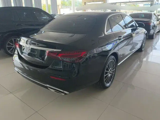Mercedes-Benz E-Class — Фото автомобиля 3