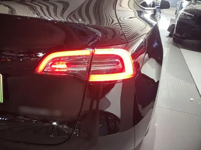 Tesla Model Y — Фото автомобиля 7