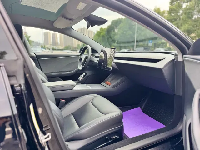 Tesla Model 3 — Фото автомобиля 9