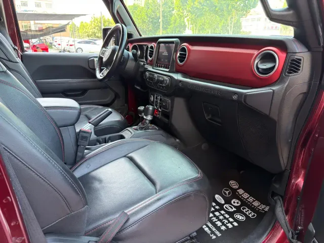 Jeep Wrangler — Фото автомобиля 14
