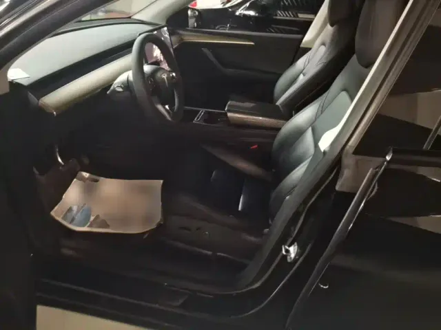 Tesla Model Y — Фото автомобиля 14