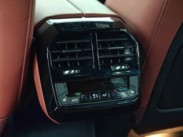 BMW iX M60 — Фото автомобиля 15