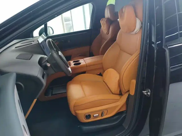 Li Auto i8 — Фото автомобиля 14