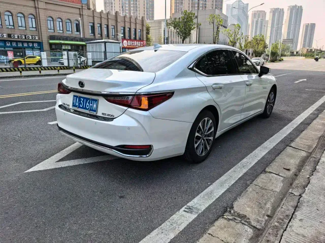 Lexus ES — Фото автомобиля 12