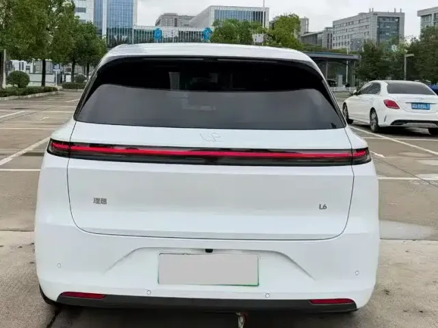 Li Auto L6 — Фото автомобиля 9