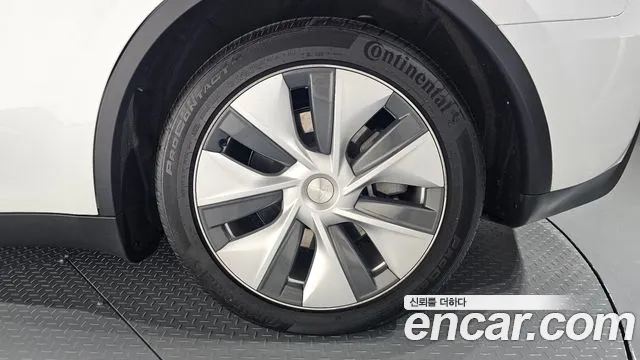 Tesla Model Y — Фото автомобиля 6
