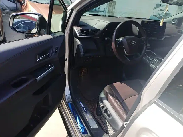 Toyota Sienna — Фото автомобиля 11