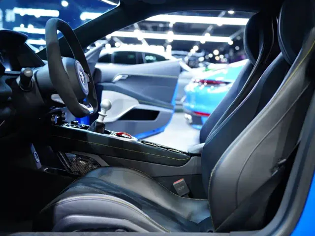Lotus Emira — Фото автомобиля 11