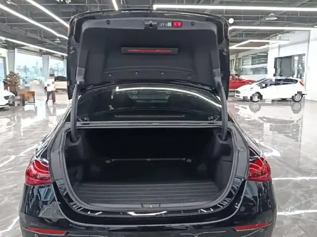 Mercedes-Benz E-Class — Фото автомобиля 18