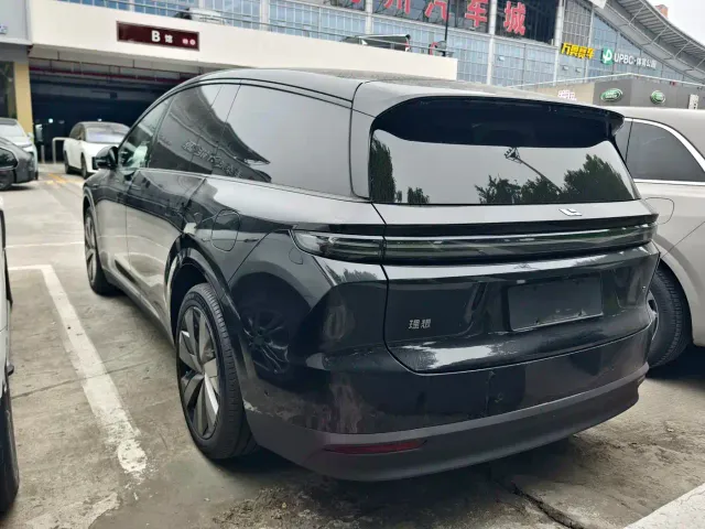 Li Auto i8 — Фото автомобиля 8