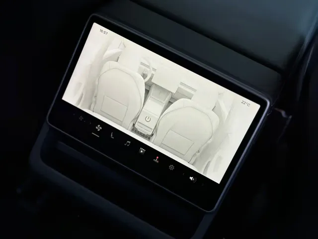 Tesla Model 3 — Фото автомобиля 18