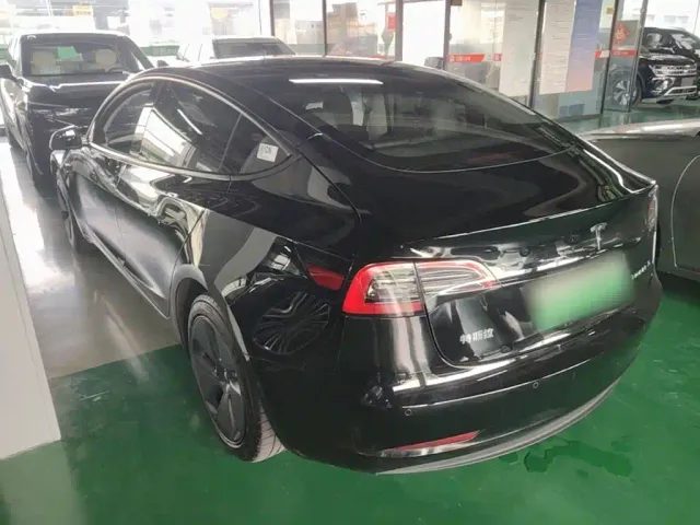 Tesla Model 3 — Фото автомобиля 4