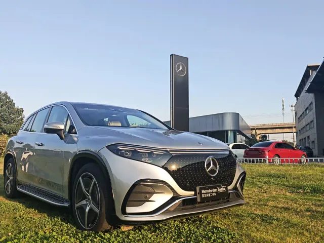 Mercedes-Benz EQS SUV — Фото автомобиля 3