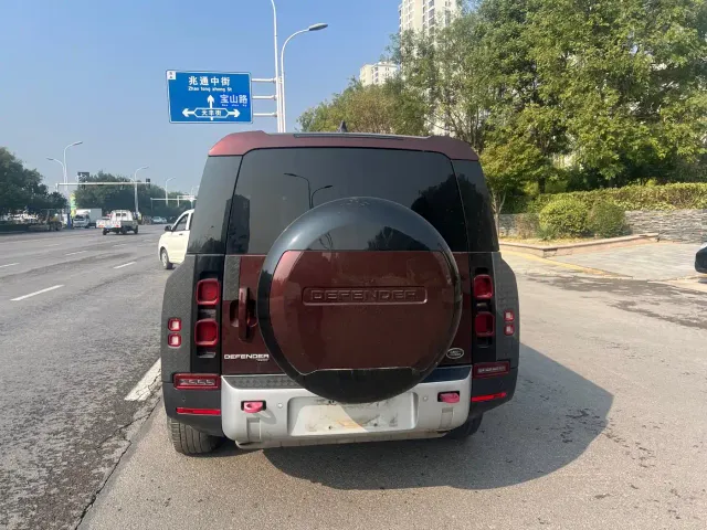 Land Rover Defender — Фото автомобиля 8