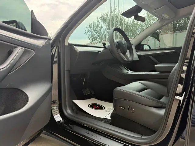 Tesla Model Y — Фото автомобиля 8