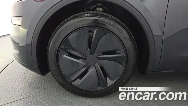 Tesla Model Y — Фото автомобиля 5