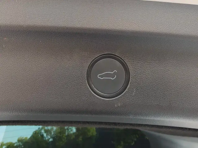 Tesla Model Y — Фото автомобиля 12