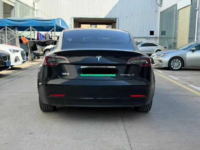 Tesla Model 3 — Фото автомобиля 9