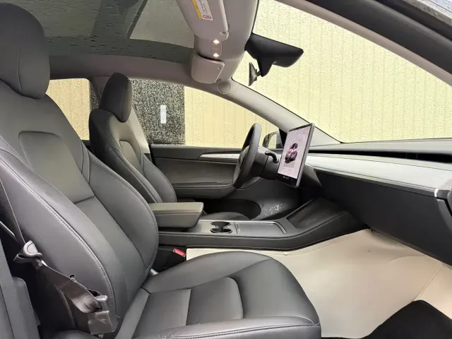 Tesla Model Y — Фото автомобиля 23