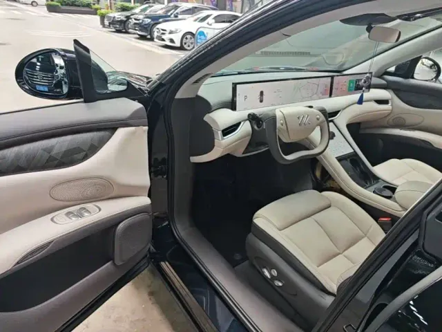 IM Motors LS6 — Фото автомобиля 15